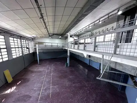 Galpón depósito con oficinas y cocheras 