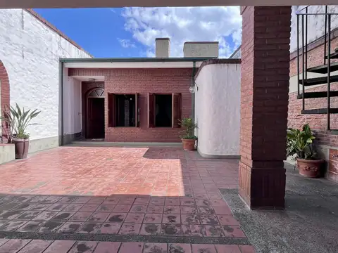 Casa 8 ambientes con 3 baños