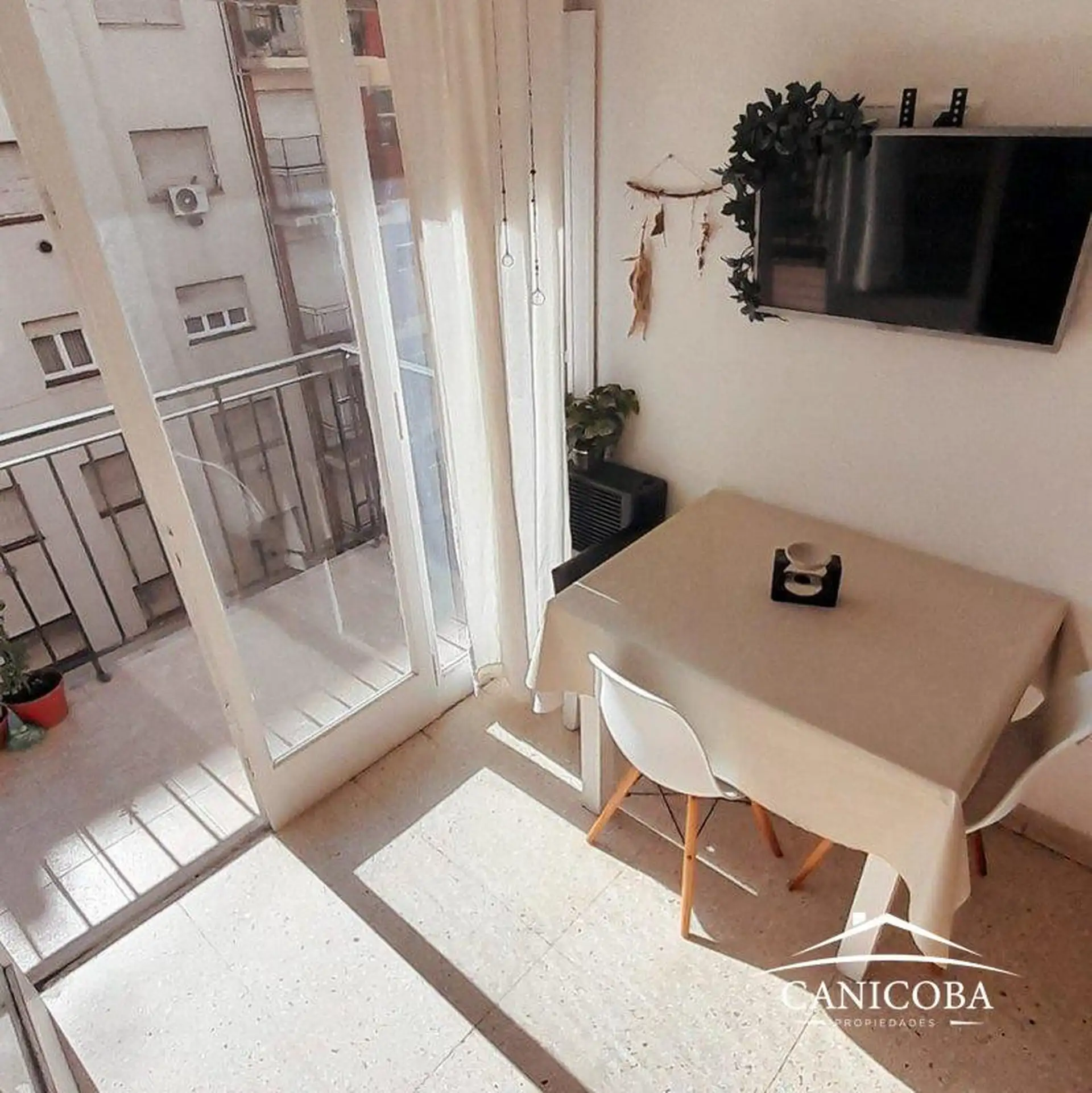 Departamento de 1 ambiente y medio al frente con balcón