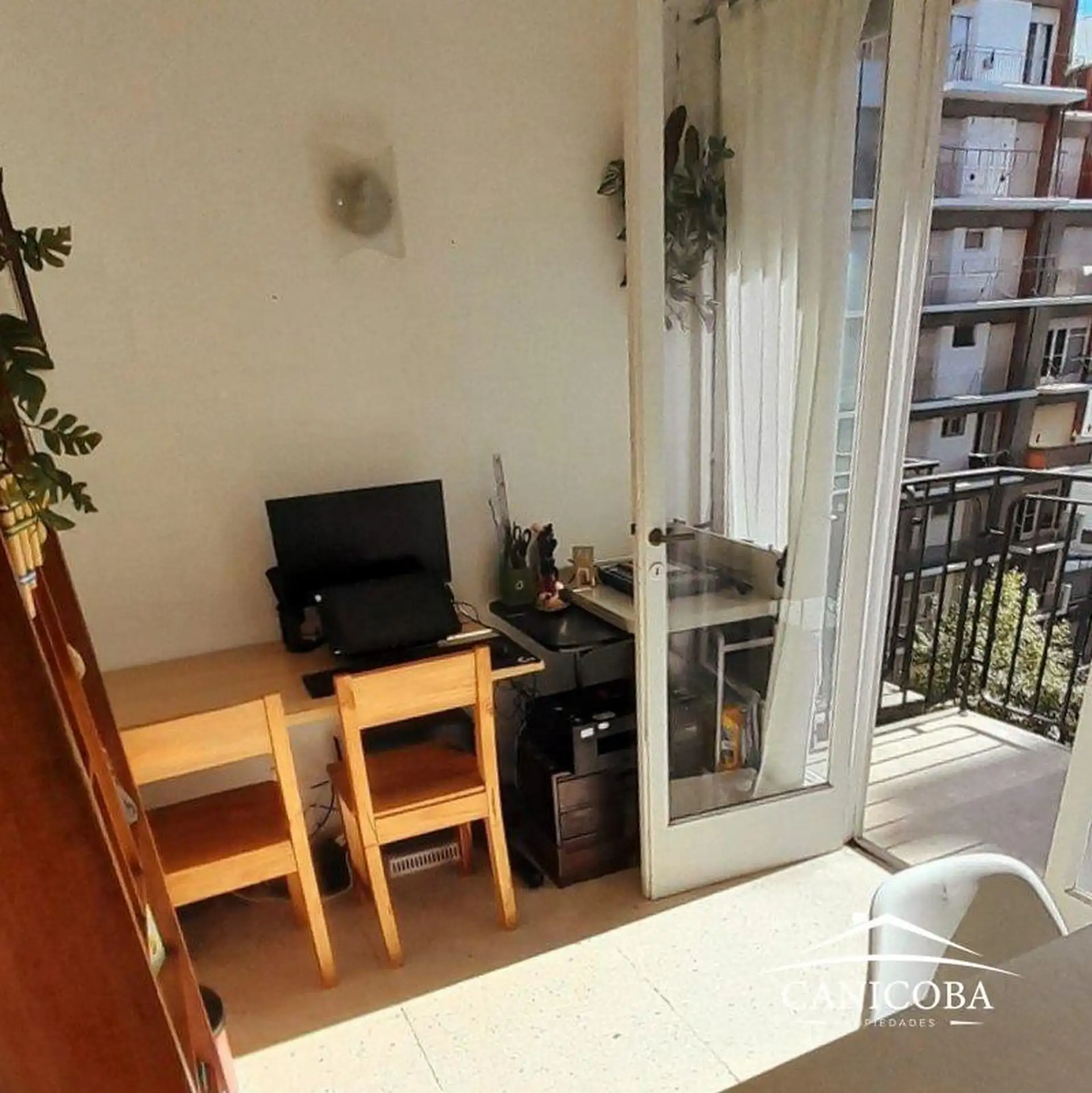 Departamento de 1 ambiente y medio al frente con balcón