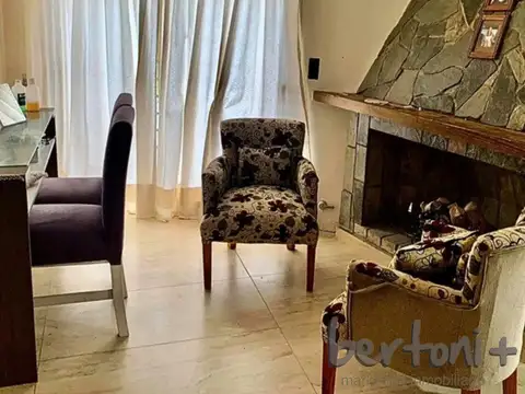 AMPLIA CASA CON LOCAL COMERCIAL. MUY COMODA. OPORTUNIDAD 