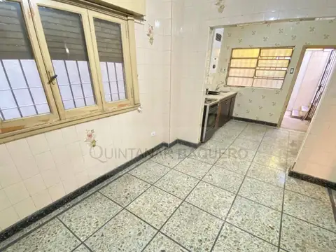 Venta de casa con garaje, local y galpón
