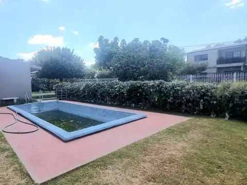 Casa en Alquiler con 1 cochera