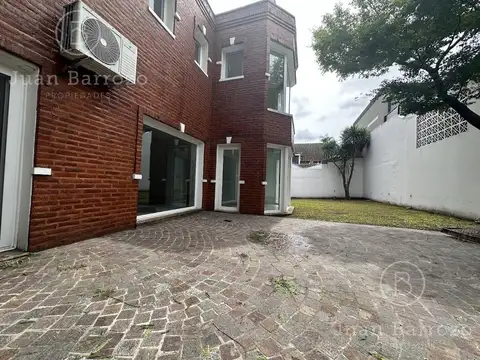 Venta de casa con 5 dormitorios en exclusiva zona de Lomas de Zamora Oeste.