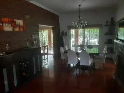 Casa 5 ambientes con 4 baños