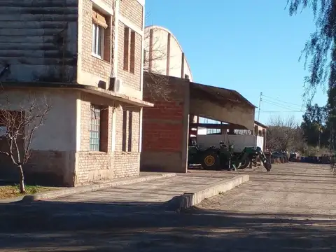 Con ingreso y/o salida a la ruta y a la calle. Bodega con producción.