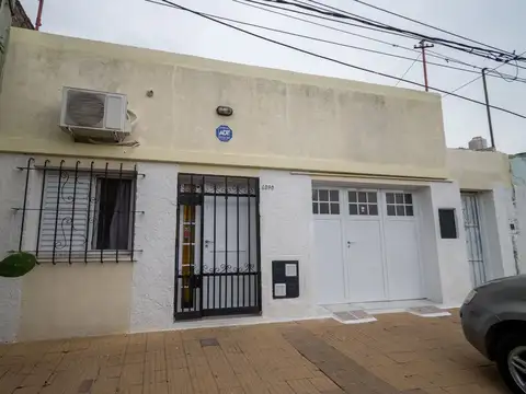 CASA 2 DORMITORIOS y COCHERA BARRIO ROMA