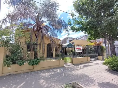 CHALET CON AMPLIO TERRENO Y AMBIENTES CONFORTABLES