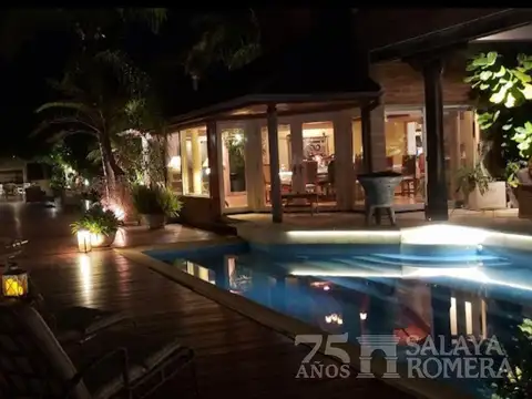 Casa en Venta con 2 cocheras