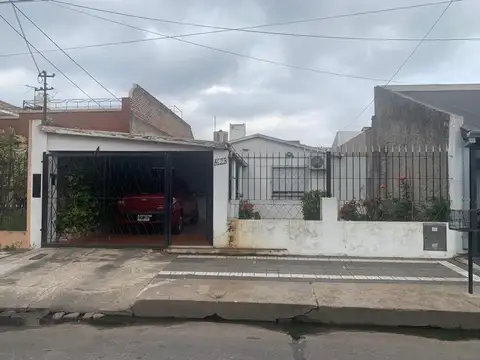 CASA 2 DORMITORIOS CON GARAGE FONDO Y PATIO 