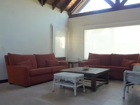 Casa 5 ambientes con 4 baños