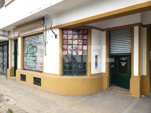 EXCELENTE LOCAL SOBRE AV. RIVADAVIA A UNA CUADRA DE LA ESTACION LADO SUR  .