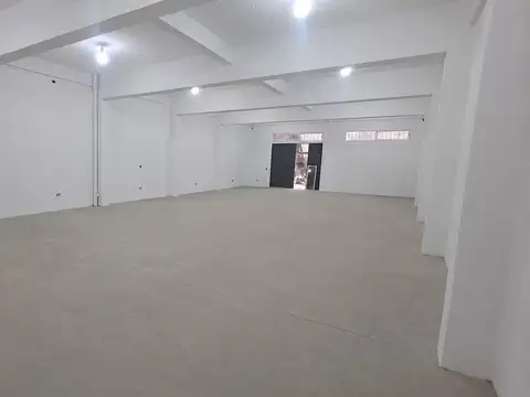 GALPON CON 2 OFICINAS Y COCHERA TRASERA. REF. 913