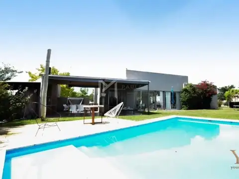 Casa en Venta con 4 cocheras