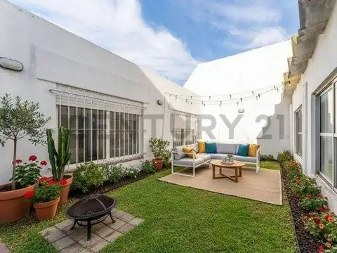 Venta casa 4 ambientes con cochera jardín y quincho