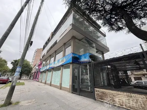 Venta local de 3 pisos en Wilde