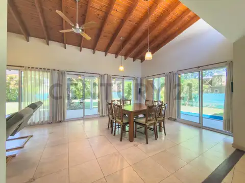 Casa 4 ambientes con 2 baños