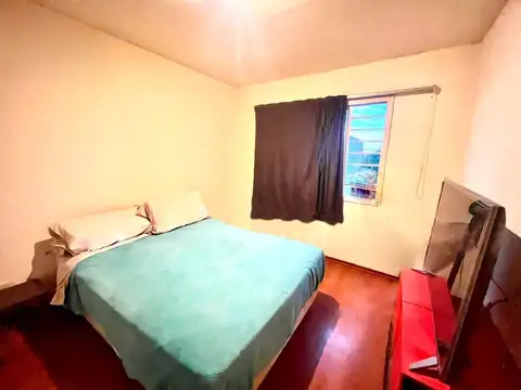 Depto de dos ambientes al frente con balcon. OPORTUNIDAD