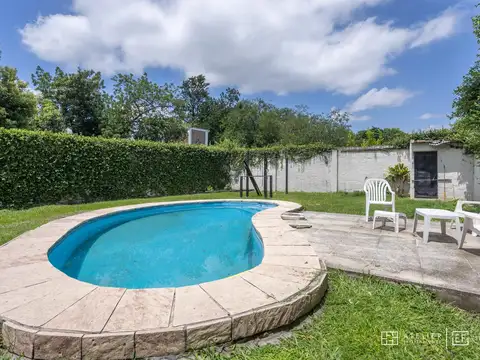 Casa 8 ambientes con 2 baños