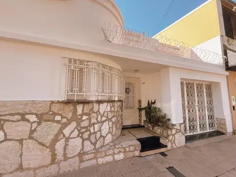 Pje. Suarez 3642 - Casa De 2 Dormitorios + Comodin Con Cochera En Alquiler - Echesortu, Rosario