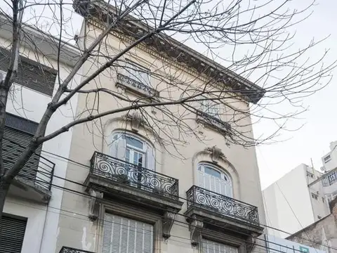 Duplex de 8 ambientes con patio y terraza.