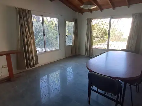 CASA 5 AMB CON 4 DORMITORIOS, LIVING, COMEDOR, COCINA JARDIN , GARAGE PASANTE Y FONDO PARQUIZADO C/ PILETA.REF.866