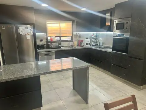 Casa 10 ambientes con 2 baños