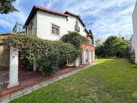Casa en Venta a refaccionar, Con 5 Dormitorios y Jardín - La Lucila, Vicente López