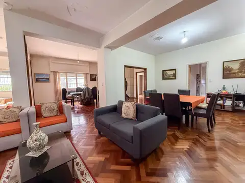 Casa en Venta a refaccionar, Con 5 Dormitorios y Jardín - La Lucila, Vicente López
