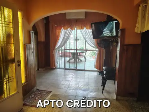 Casa  4 ambientes de 200 m2 de terreno aprox en Caseros, cochera