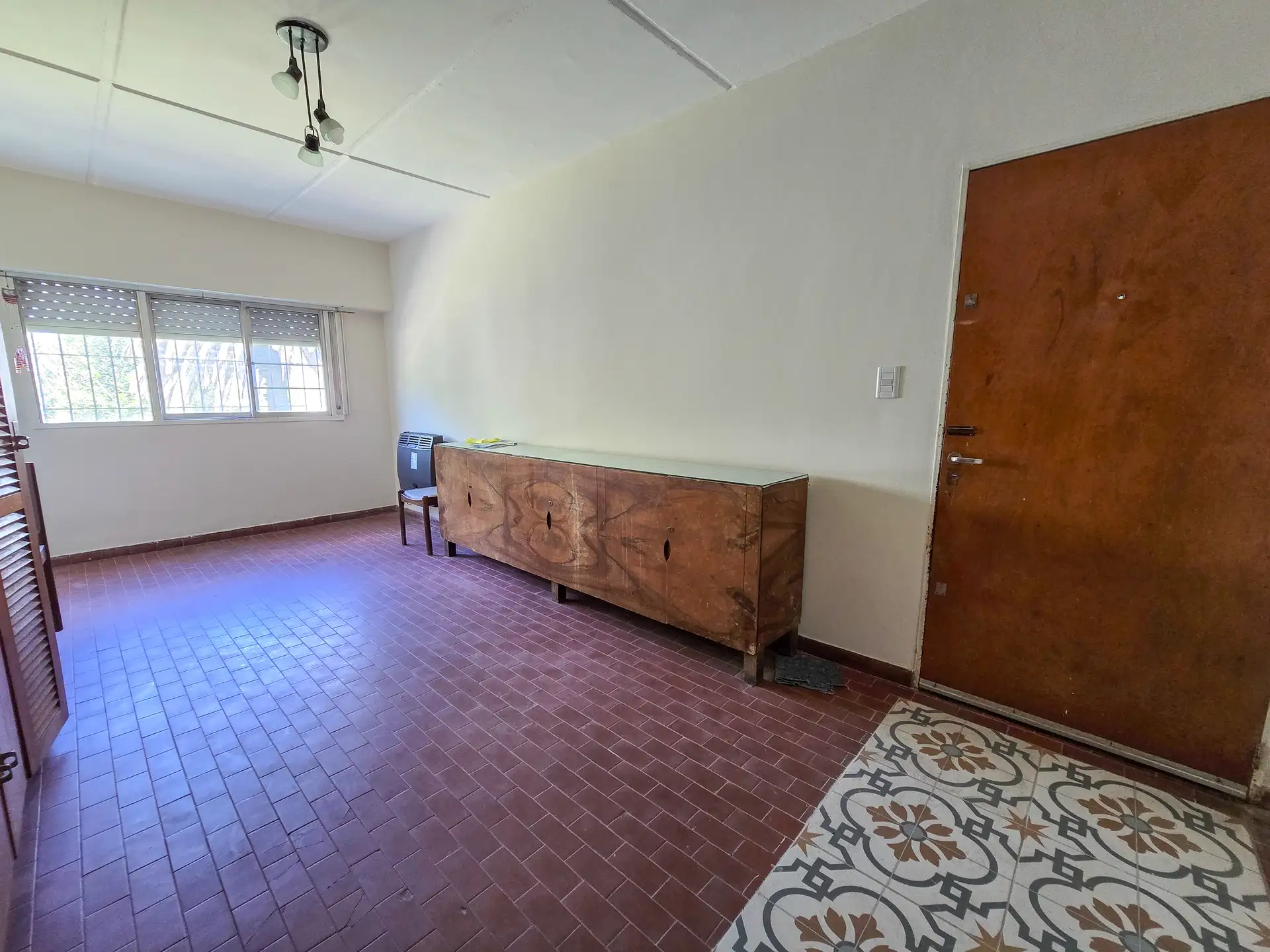Depto 5 amb externo, 4 dorm, 1 baño completo y toilette — Av. Polonia e Irala