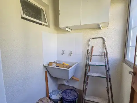 Departamento 5 amb. externo - Av. Polonia e Irala