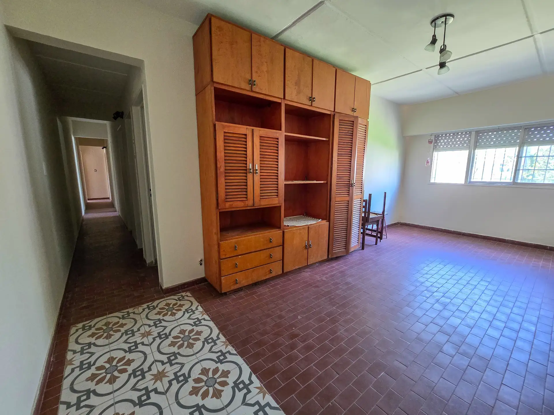 Depto 5 amb externo, 4 dorm, 1 baño completo y toilette — Av. Polonia e Irala