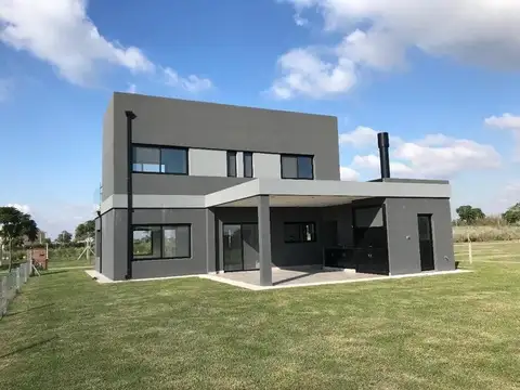 Casa en Venta con 2 cocheras