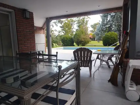 Casa en Alquiler con 4 cocheras