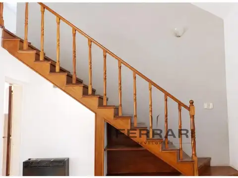 Casa en Alquiler con 2 cocheras