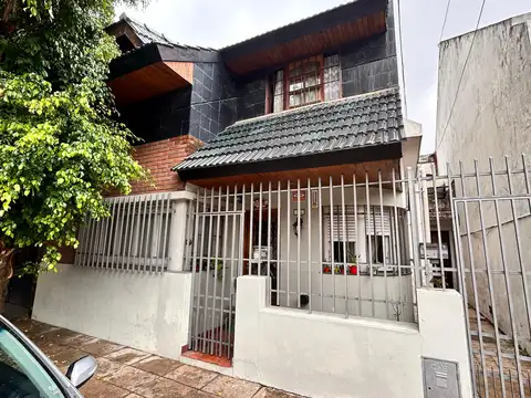 Venta PH 5 Ambientes al Frente con Patio y Terraza - Versalles