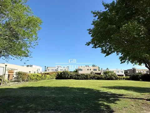 Ayres Plaza