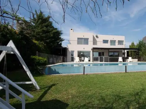 Casa 6 ambientes con 4 baños