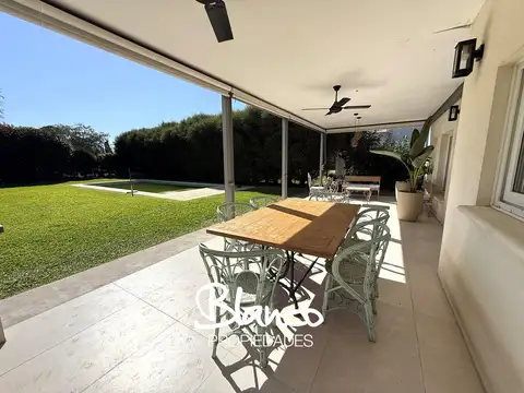 Casa en Venta con 2 cocheras