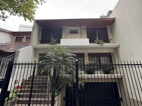 Casa 5 ambientes, con cochera doble y jardin, en venta en Villa Devoto