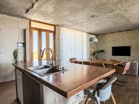 IMPRESIONATE Y MODERNA CASA DE HORMIGON EN VENTA A LA LAGUNA EN SAN SEBASTIAN