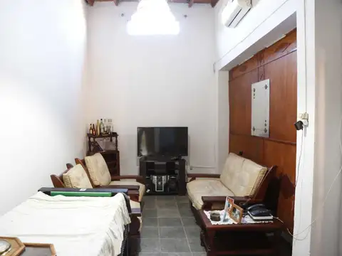 Casa 7 ambientes con 1 baño