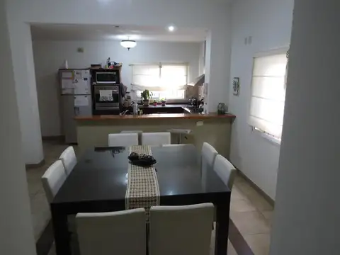 Casa de 3 Dormitorios con pileta en Capitan Bermúdez.