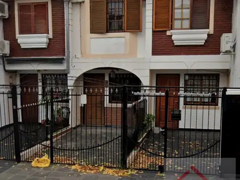 Excelente duplex al frente de 3 amb c/patio y cochera reciclado a nuevo venta directa apto credito