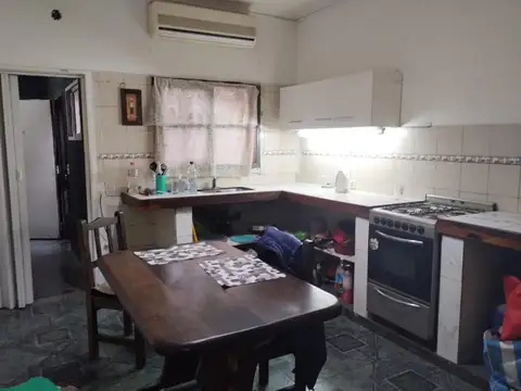 BILLINGHURST: CASA 1 DORMITORIO CON POSIBILIDAD DE 2DO,