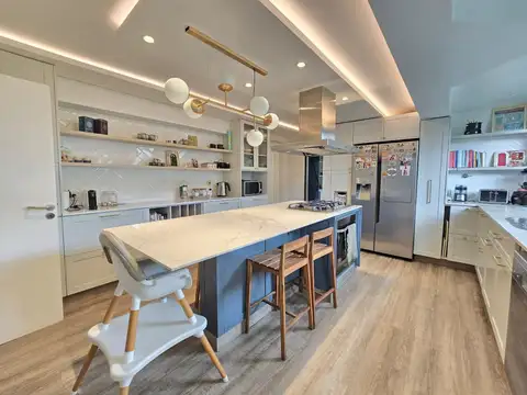 Casa 8 ambientes con 4 baños