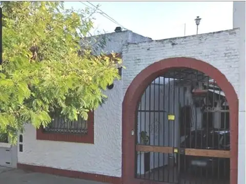 Casa 6 ambientes con 2 baños