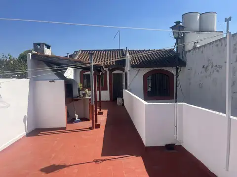 Casa en venta en Flores 4 ambientes con patio, terraza, parrilla, horno de barro y cochera doble