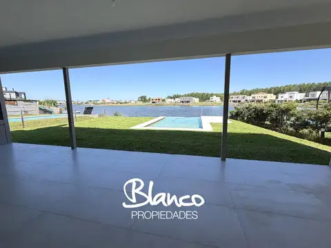Casa 6 ambientes con 4 baños